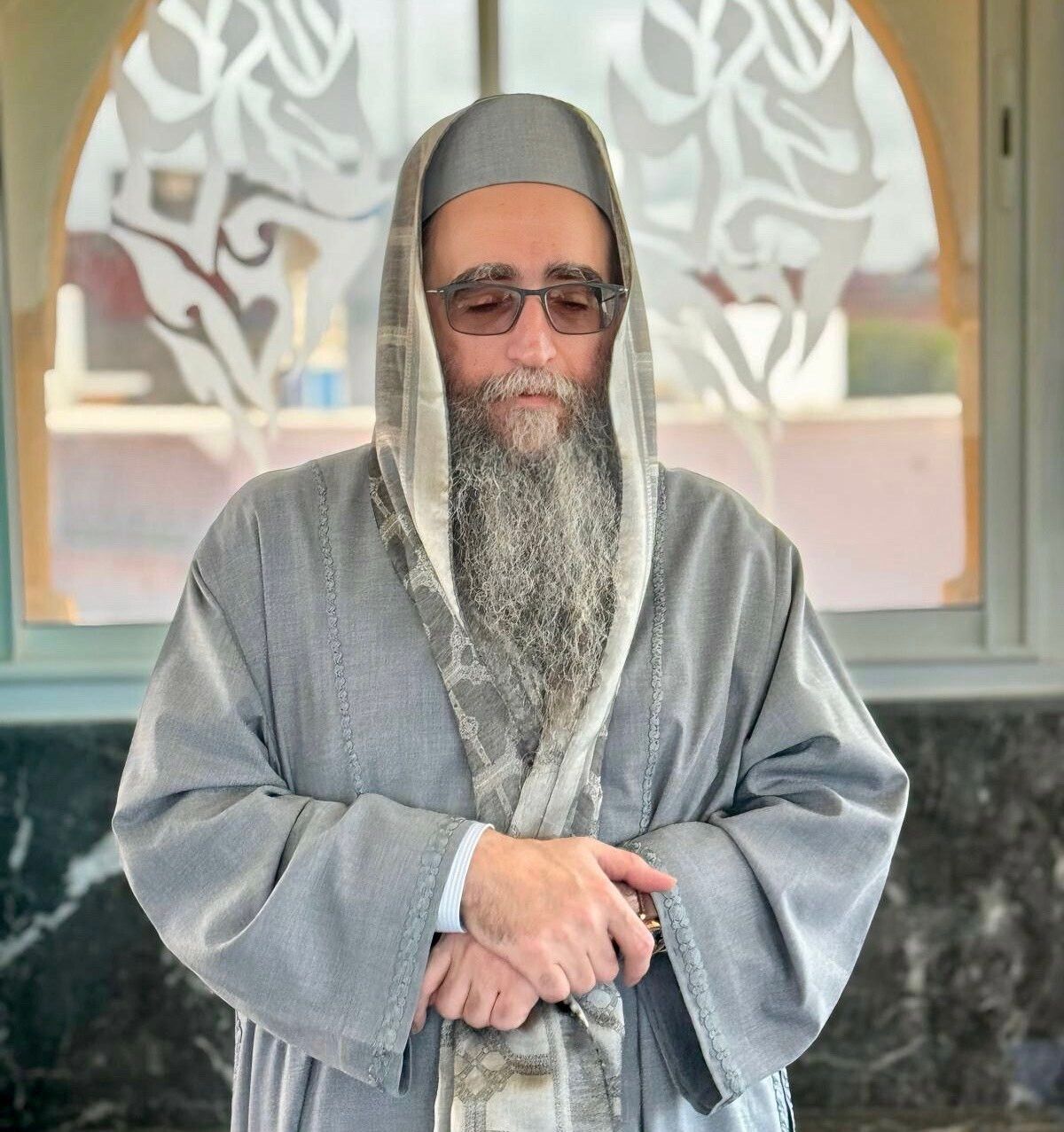صورة تعريفية للحاخام يوشياهو يوسف بينتو بملابس رمادية